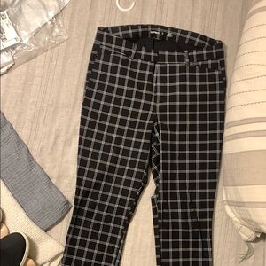 Old Navy Checkered Skinny Pants in Black and White